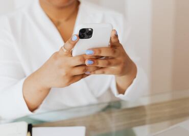 ¿El uso del celular está relacionado con el cáncer cerebral?, esto dice la OMS