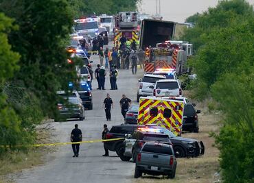 Mueren 2 migrantes más tras tragedia de tráiler hallado en Texas; recuento se eleva a 53 víctimas
