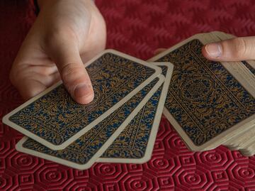 Supuesta médium promete a mujer contactarla con esposo y le roba la herencia