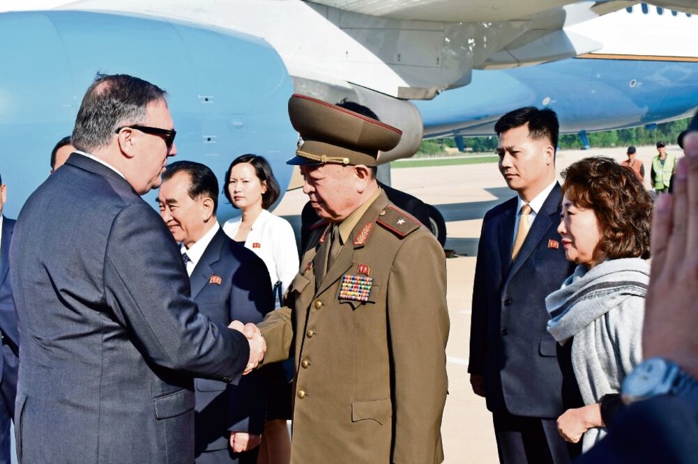 El secretario de Estado de EU, Mike Pompeo, saluda a un general norcoreano a su llegada al aeropuerto de Pyongyang, ayer (MATTHEW LEE. AFP)