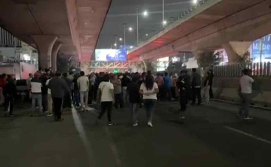 La protesta se realiza con disturbios y enfrentamiento con automovilistas, que piden pasar para poder llegar a sus destinos. Foto: Captura de pantalla