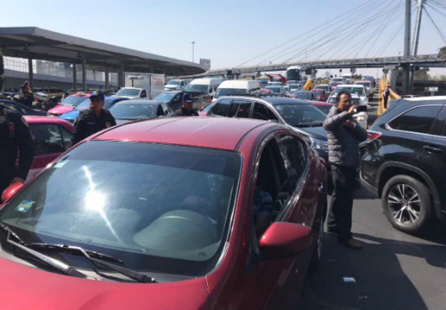 Padres de niños con cáncer bloquean accesos al Aeropuerto por falta de medicamento