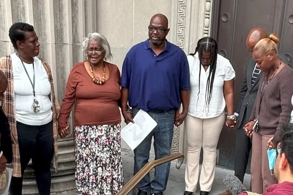 Patrick Brown (centro) recuperó su libertad luego de permanecer encerrado durante 29 años por un delito que no cometió. FOTO:  Oficina del Fiscal del Distrito de Orleans Parish