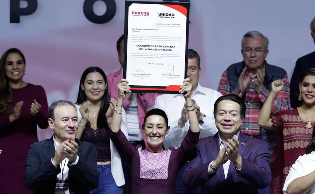 De manos de Alfonso Durazo y Mario Delgado, Claudia Sheinbaum recibió la constancia como Coordinadora de Defensa de la Transformación / Foto: Diego Simón. EL UNIVERSAL