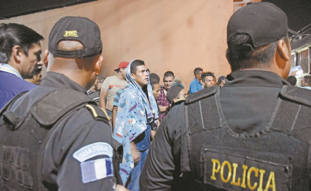 Los migrantes hondureños fueron resguardados por elementos de policía al abordar los autobuses que los llevarían de regreso a sus países de origen, ante la imposibilidad de entrar a México debido al reforzamiento de la vigilancia. Foto: JACOB GARCÍA