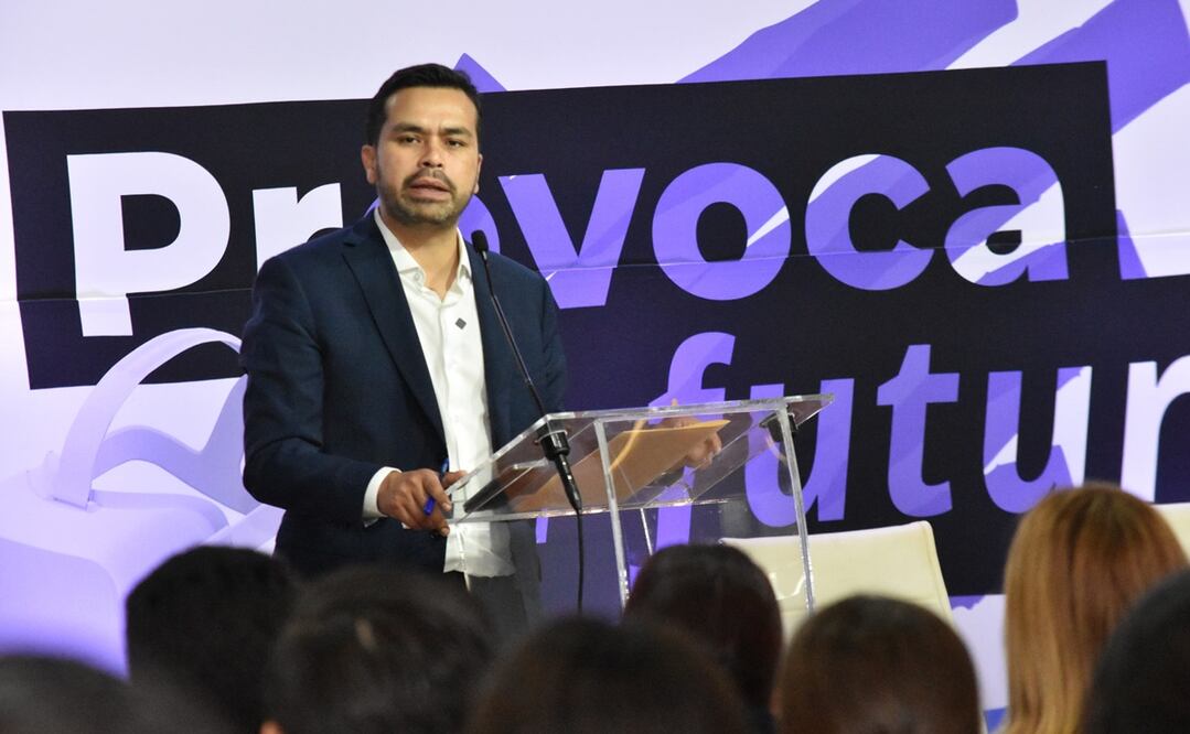 Jorge Álvarez Máynes durante un encuentro con estudiantes de la Universidad Regiomontana U-ERRE. Foto: Emilio Vásquez / EL UNIVERSAL