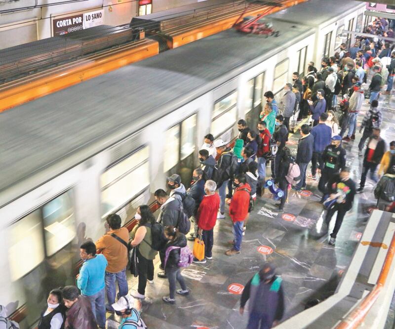 Al Cetram de Pantitlán, que conecta con cuatro líneas del Metro y con autobuses al Edomex, arriba un millón de usuarios al día. Foto: CARLOS MEJÍA. EL UNIVERSAL