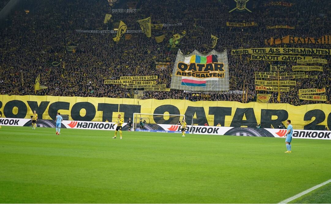 La afición del Dortmund con mantas de "Boycott Qatar" / Foto: Futbol y Politica Twitter