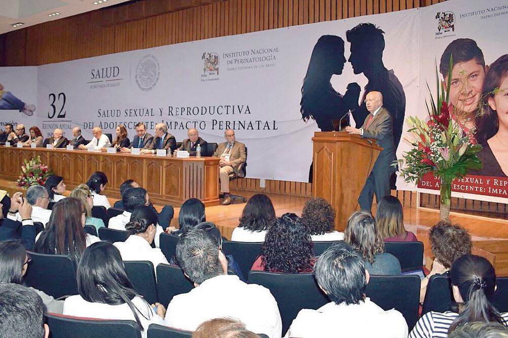 José Narro Robles, secretario de Salud, inauguró ayer en el INPer la Reunión Anual de Perinatología, que este año tiene como tema Salud Sexual y Reproduct iva del Adolescente. (SSA)
