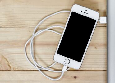 Por qué es peligroso que se caliente el cargador de tu celular