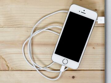 Por qué es peligroso que se caliente el cargador de tu celular