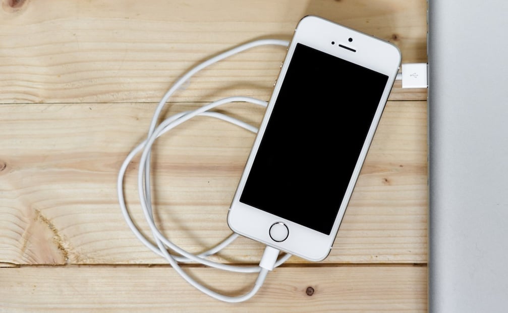 Evita usar cargadores pirata en tu celular. Fotos: Pixabay