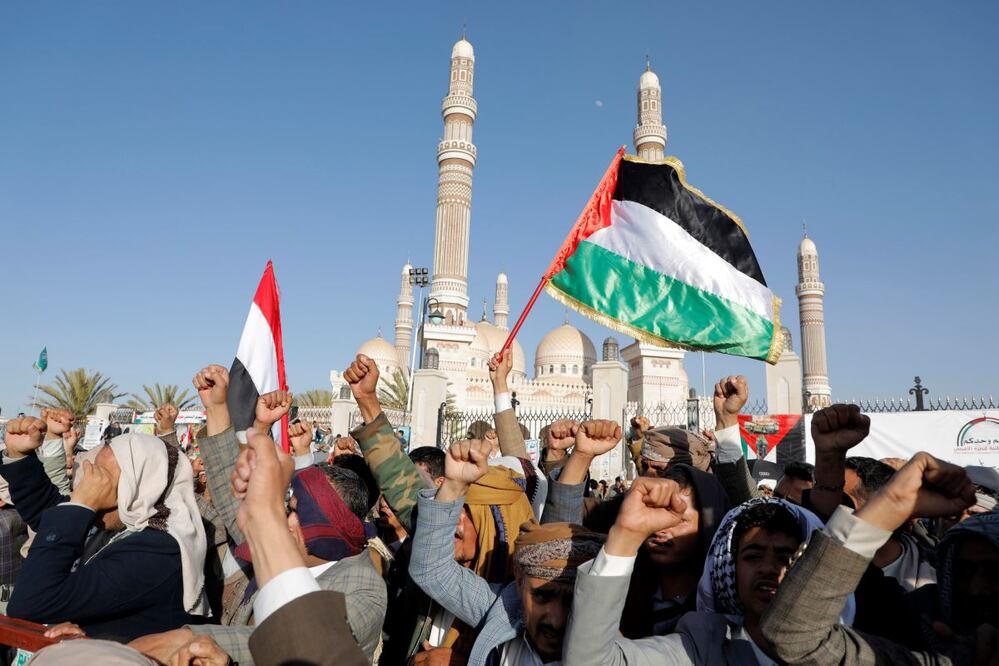 Hutíes protestan en Sana'a, la capital de Yemen, contra la operación multinacional para detener los ataques contra buques en el mar Rojo. FOTO: OSAMAH YAHYA