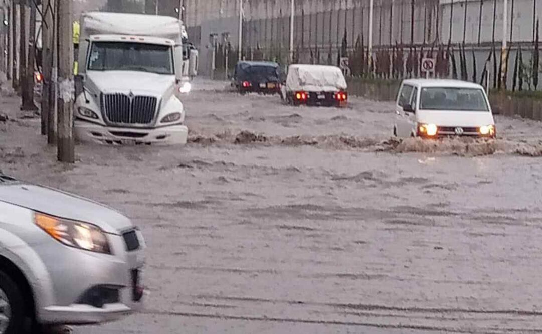 Ya se encuentra laborando personal del organismo de agua APAST, empleando moto bombas para buscar que el agua siga su cauce a través de la red de drenaje y el nivel comience a disminuir. Foto: Especial