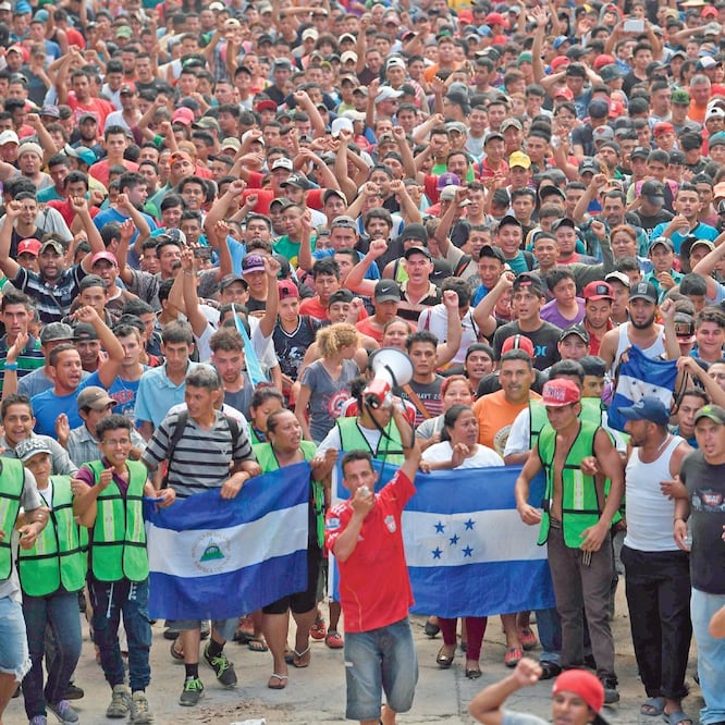 Migrantes hondureños que lograron pasar a México, se manifestaron ayer para que las autoridades dejen ingresar al país a sus paisanos. (PEDRO PARDO. AFP)