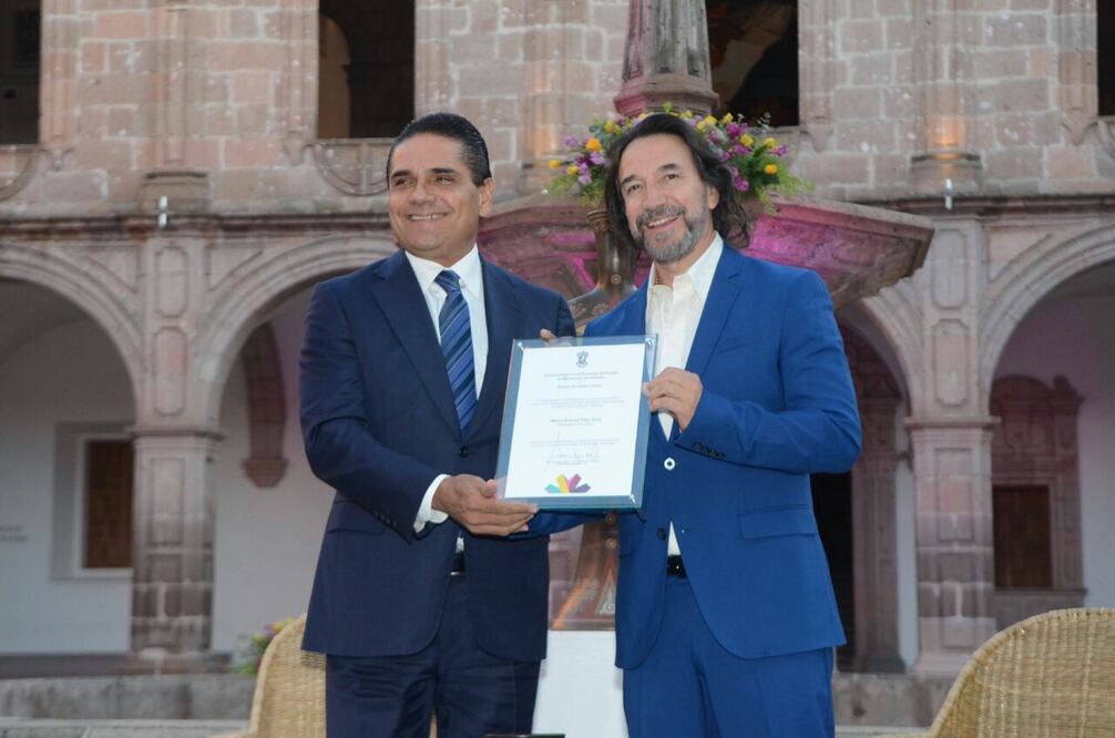 El gobernador de Michoacán, Silvano Aureoles Conejo, y el compositor Marco Antonio Solís, 'El Buki' (Foto: Cortesía)