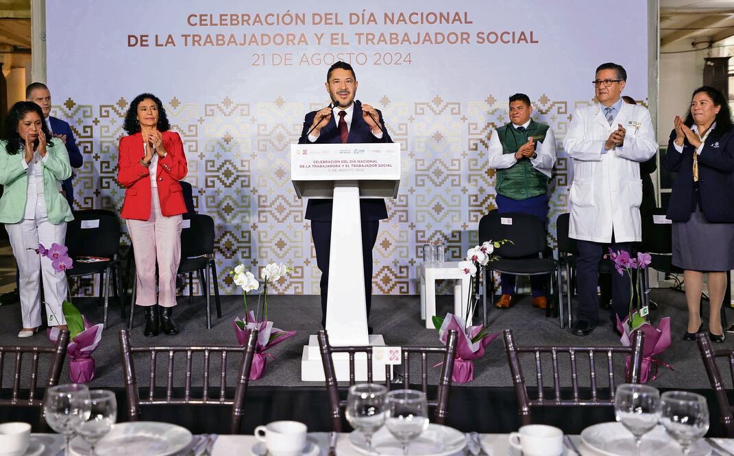 El jefe de Gobierno, Martí Batres, encabezó la celebración del Día Nacional de la Trabajadora y el Trabajador Social. Foto Especial