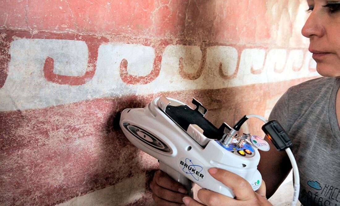 INAH and UNAM researchers used spectroscopy tools to identify the pigments - Photo: Denisse Argote Espino/INAH