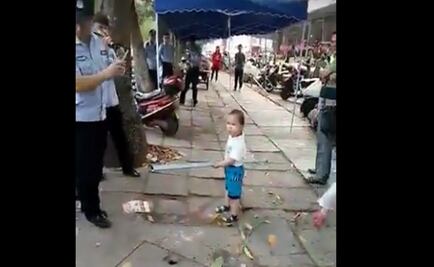 Video. Niño chino protege a su abuela de agentes