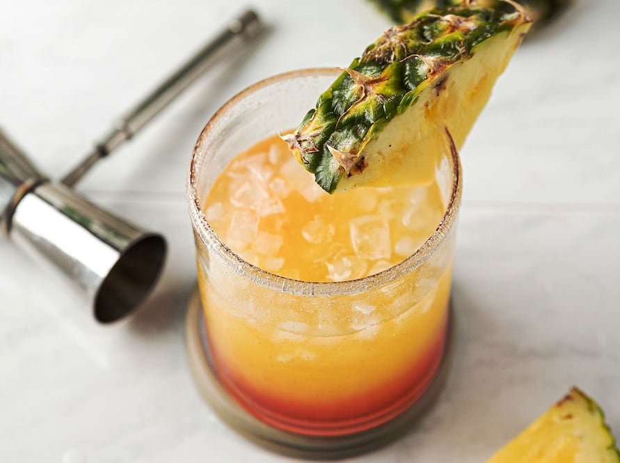 El jugo de piña y papaya tiene beneficios para la salud digestiva y cardiovacular / Foto: Unsplash