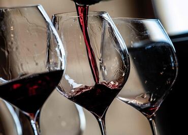 Beber vino tinto beneficia tu salud gastrointestinal