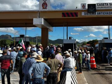 Por tercer día consecutivo, productores de trigo mantienen paso libre en caseta de San Miguel Zapotitlán, Sinaloa