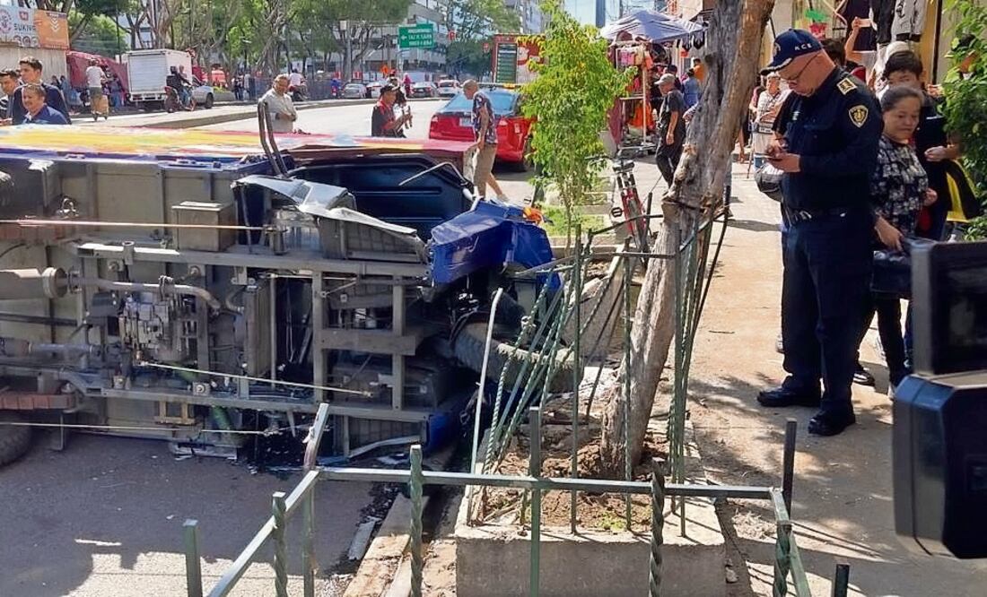 Los jóvenes perdieron el control del vehículo y se estrellaron en las jardineras. Foto: Gaspar