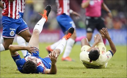 Futbolistas con armas en los pies