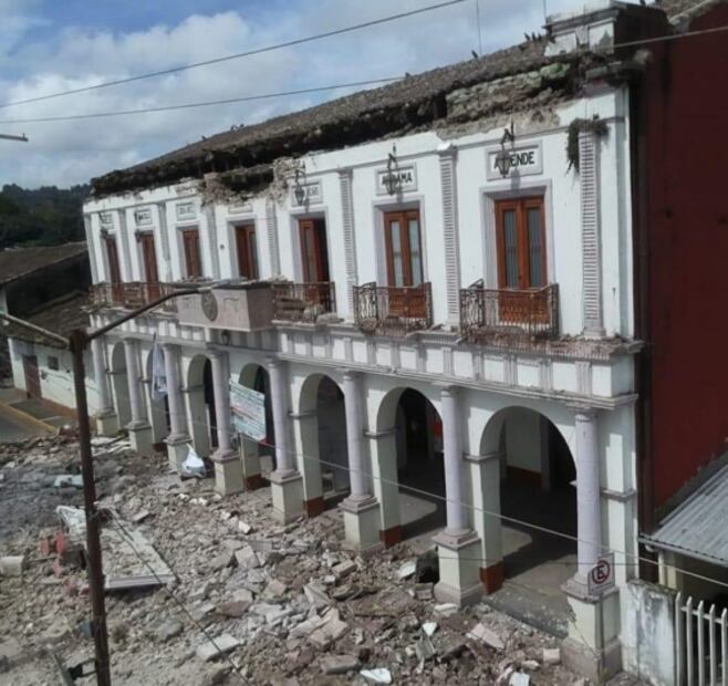 Se derrumba parte de palacio municipal de Hueyapan, Puebla