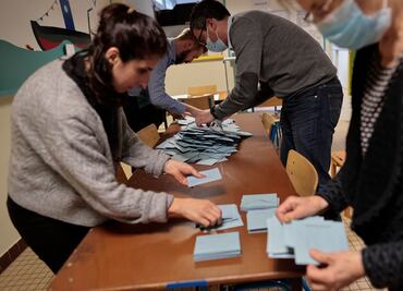 Macron y Le Pen pasan a la segunda vuelta de elecciones en Francia, según las primeras proyecciones