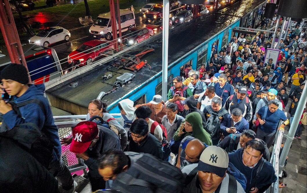 El miércoles 30 de julio nuevamente los usuarios fueron bajados del tren por las afectaciones de la lluvia. Foto: Luis Camacho/EL UNIVERSAL