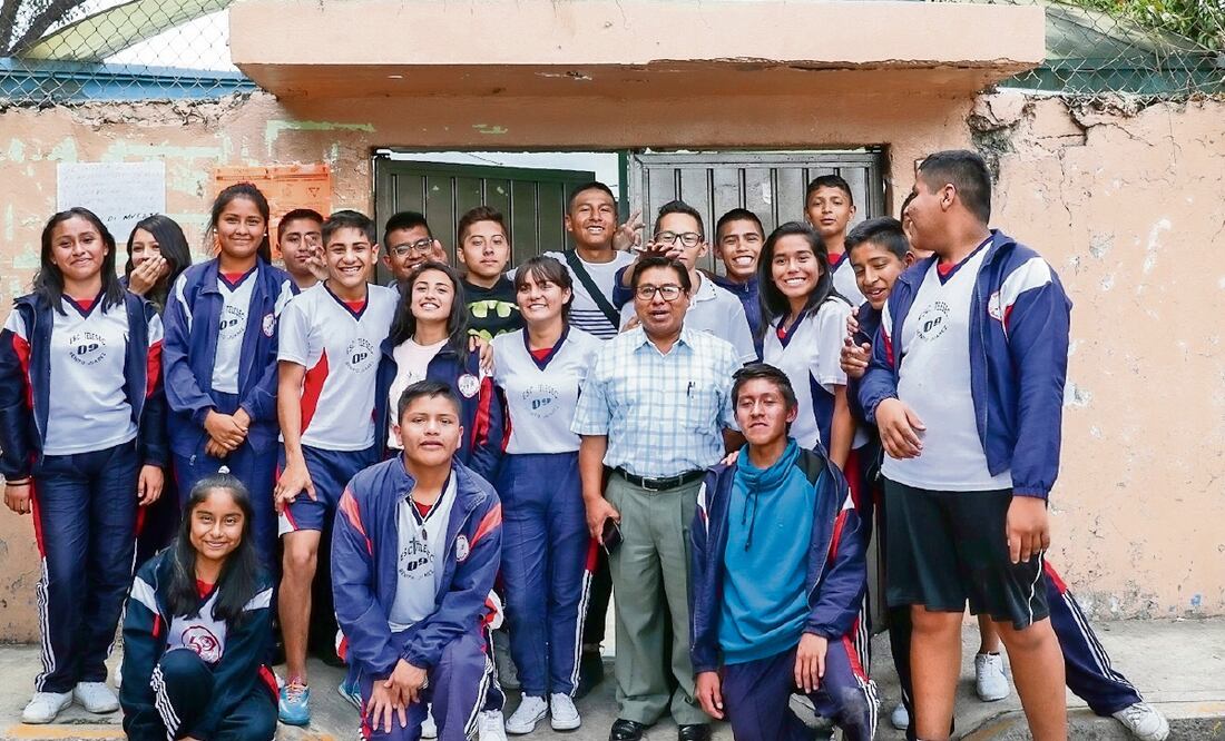 La mayoría de los jóvenes que estudian en la telesecundaria Benito Juárez en Naucalpan, Estado de México, son pobres y provienen de familias monoparentales, además de que a muchos los asaltan de camino a clases. DIEGO SIMÓN. EL UNIVERSAL