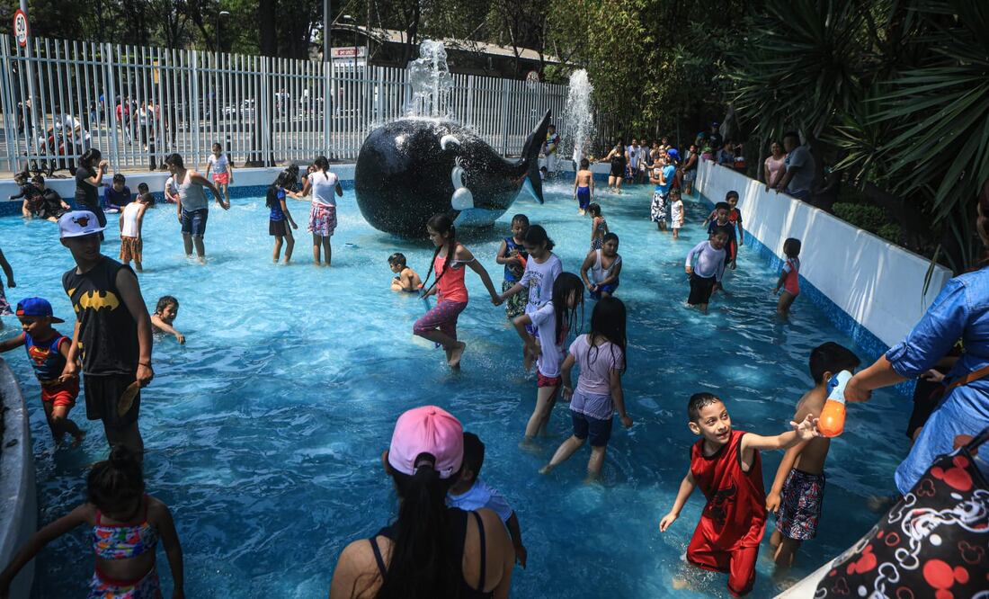 Decenas de familias disfrutan de este Sábado de Gloria en las albercas. (FOTO: Gabriel Pano)