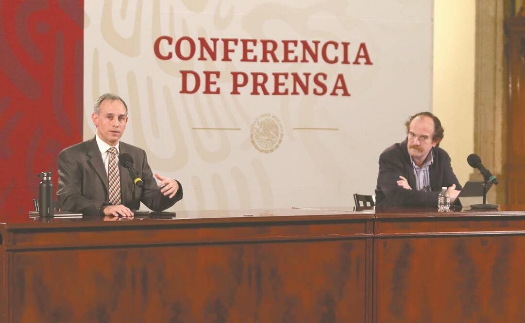 El subsecretario de Prevención y Promoción de la Salud, Hugo López-Gatell, y el doctor Ruy López, durante la conferencia nocturna. Foto: Archivo/EL UNIVERSAL
