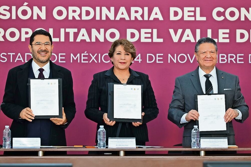 Martí Batres, Delfina Gómez y Julio Menchaca firmaron dos acuerdos en la sesión del Consejo de Desarrollo Metropolitano del Valle de México. Foto Especial