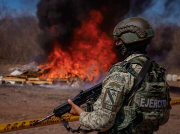 Destruyen toneladas de droga y maquinitas decomisadas en Sinaloa; Rubén Rocha Moya asegura que estrategia de seguridad ha dado resultados