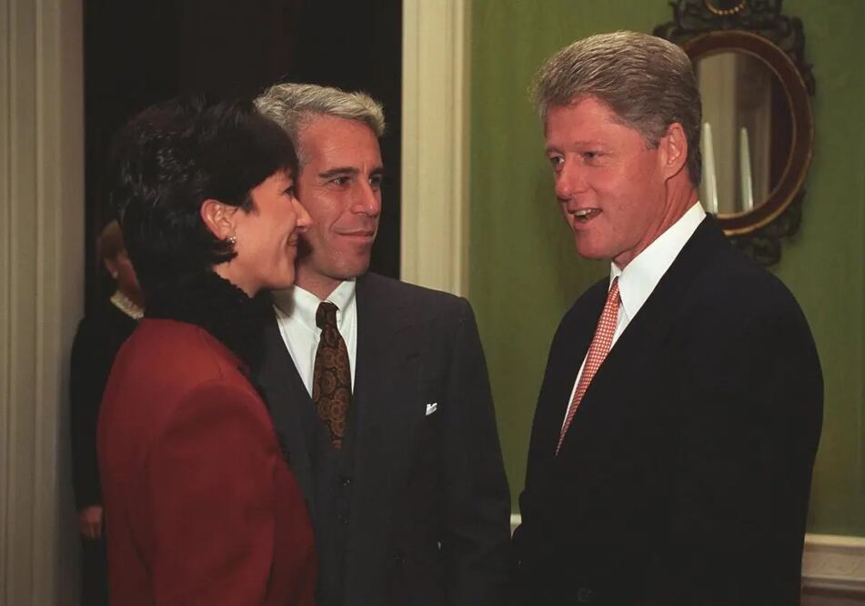 El expresidente estadounidense, Bill Clinton (der), con el magnate Jeffrey Epstein y la entonces socialité Ghislaine Maxwell. FOTO: REDES