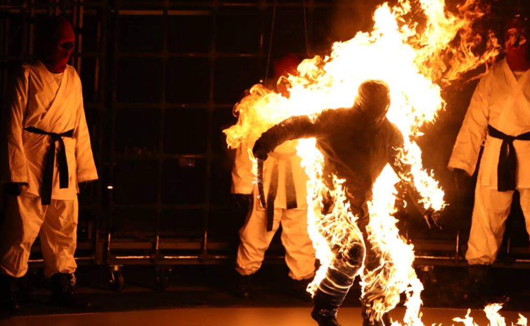 Kendrick Lamar, literalmente, encendió el escenario en Inglewood, California, con su número musical de apertura FOTO: AP
