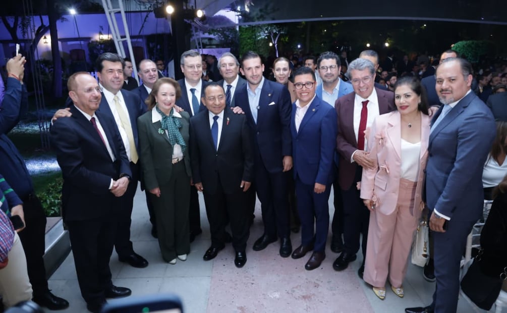 Entre los asistentes a la presentación también estuvieron Ricardo Monreal, Pedro Haces Barba, Rafael Guerra Álvarez y Yasmín Esquivel Mossa. | Foto: Fernanda Rojas.