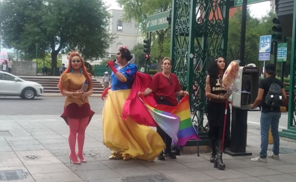 Drags Queens de NL se manifiestan con lecturas contra diputado local de Morena