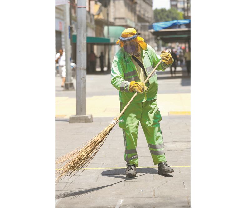 Los trabajadores de limpia, uno de los sectores que no ha dejado de laborar, son de las pocas personas en el Centro. Foto: ADRIANA HERNÁNDEZ. EL UNIVERSAL