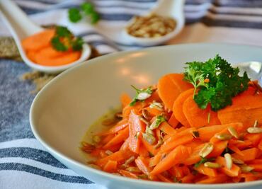 ¿Es cierto que comer zanahorias cambia el color de tu piel?
