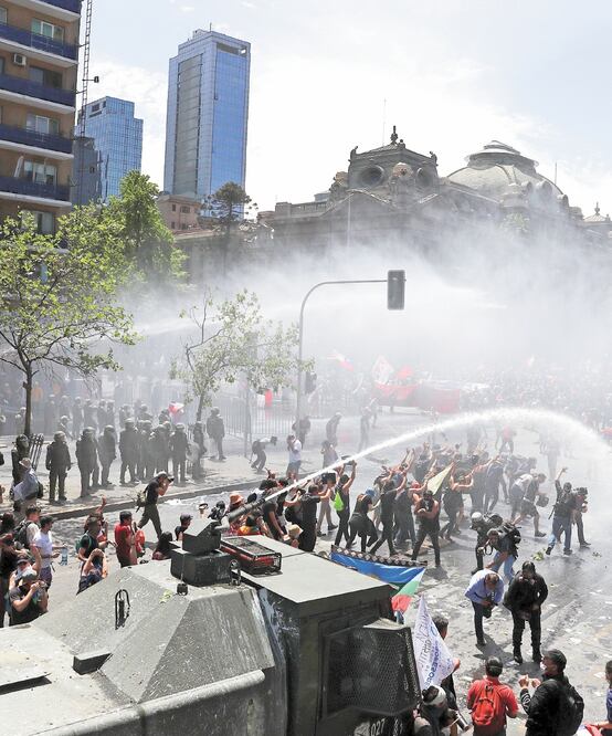 Manifestantes chilenos fueron dispersados con cañones de agua por las fuerzas del orden en Santiago. IVÁN ALVARADO. REUTERS