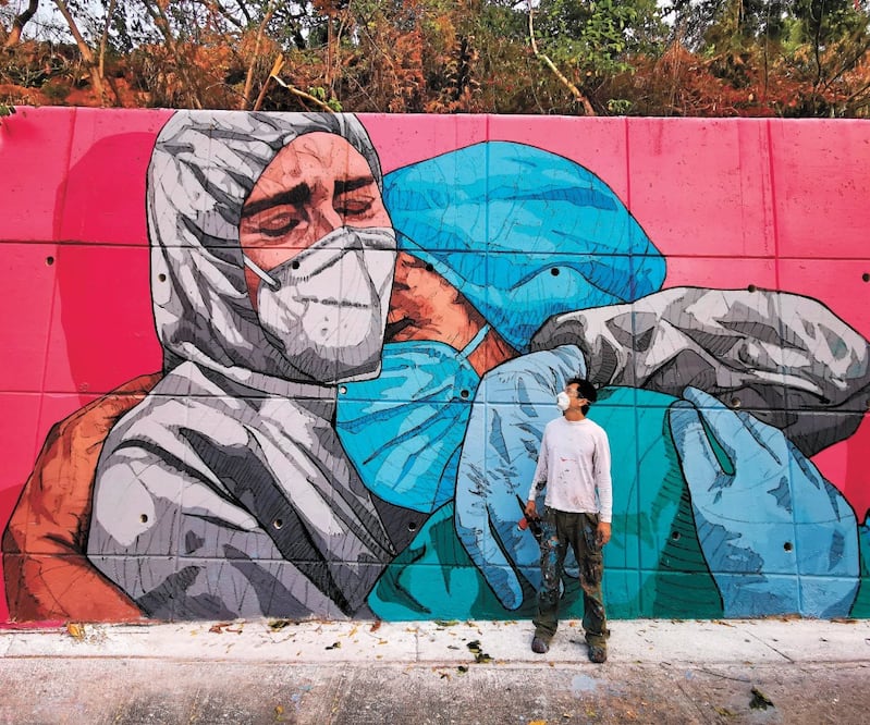 El mural "Los héroes también lloran" mide 33 metros de largo y cuatro de ancho, forma parte de una campaña de concientización en la pandemia de Covid-19, fue pintado en cinco días con la participación de siete artistas plásticos. Fotos: SALVADOR CISNEROS