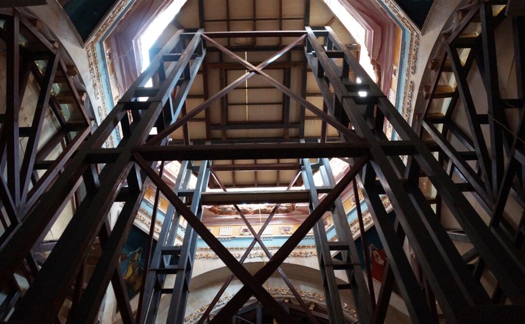 Imagen de archivo de un templo católico apuntalado por los daños que sufrió tras los sismos de 2017. Foto: Archivo EL UNIVERSAL