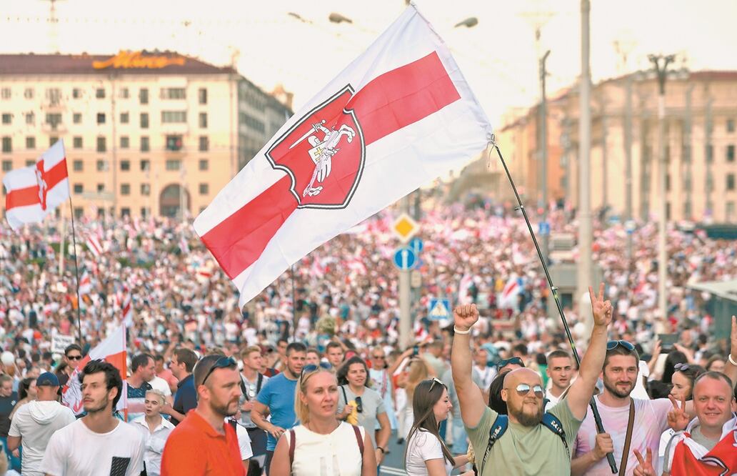 Miles de bielorrusos protestaron contra el presidente Alexander Lukashenko, quien dio un mitin en la plaza de la Independencia. A un par de kilómetros de ahí, los opositores pidieron que se fuera del gobierno. Foto: SERGEI GAPON. AFP