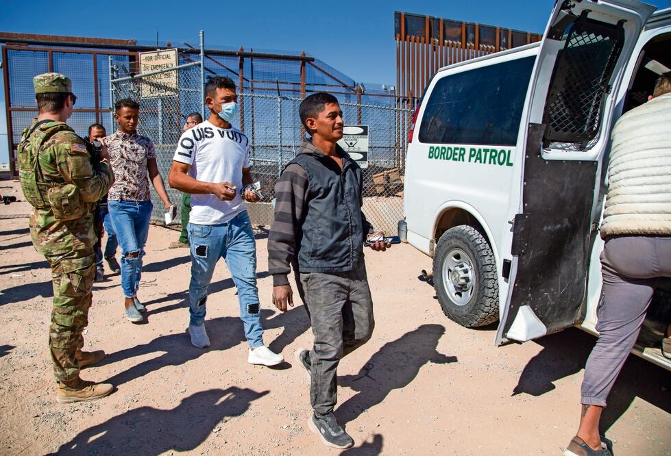 Migrantes ingresan a El Paso, Texas desde Ciudad Juárez, Chihuahua.