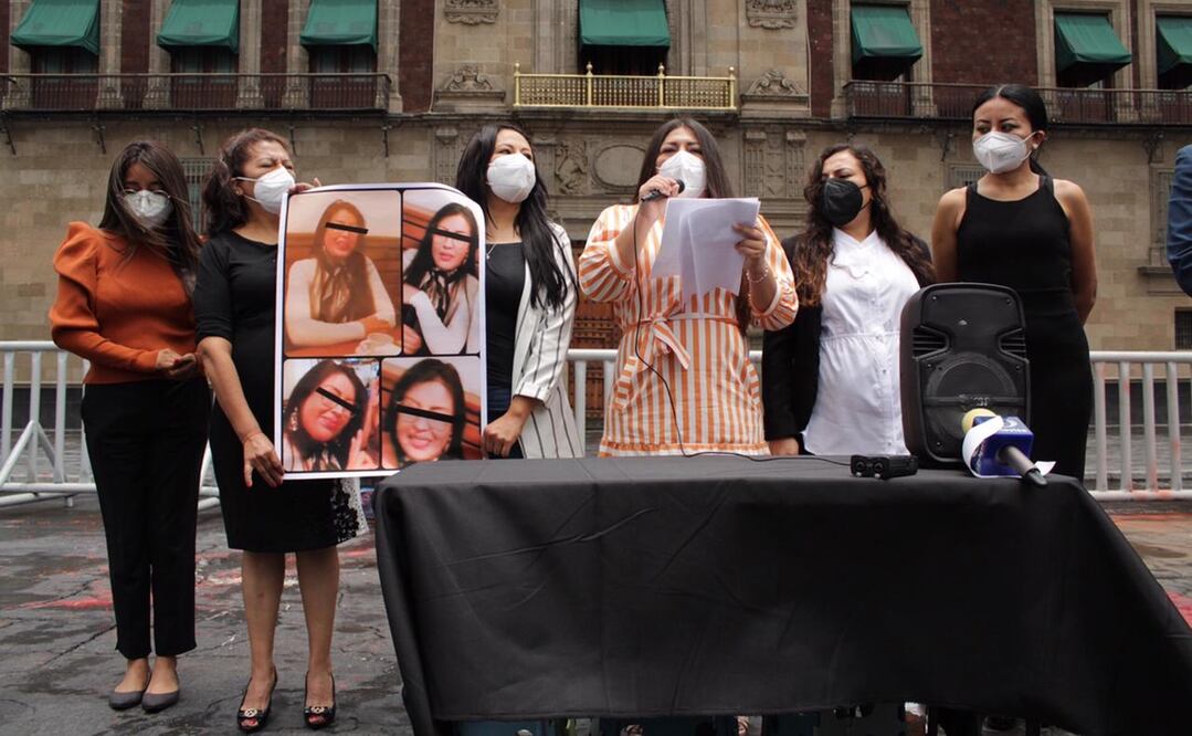 Familiares de Juan Antonio Vera Carrizal en un acto en el Zócalo capitalino. Foto: Especial