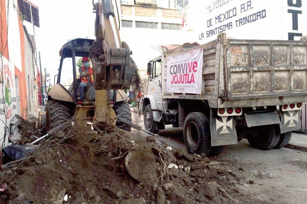 Un camión de volteo recorre Jojutla con una lona en la que se lee Comvive, y el nombre de la diputada Hortencia Figueroa Peralta (CORTESÍA)