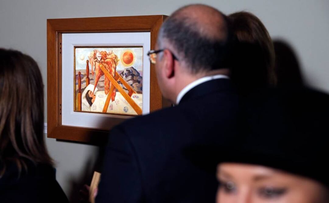 Varias personas contemplan la obra "Sin Esperanza" en el Museo Fabergé de San Petersburgo que aloja la exposición "Frida Kahlo. Pinturas y dibujos de la colección de México". (FOTO: EFE)